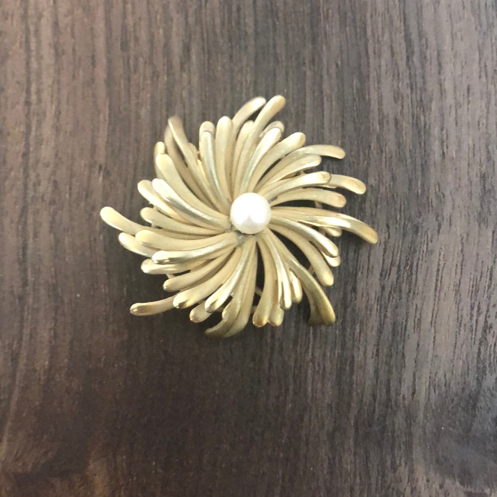 Vintage Brooch Goldtone with Faux Pearl